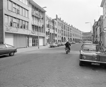 884794 Gezicht op de voorgevels van de panden Breedstraat 118 (Dansschool Cor Zegers) - hoger te Utrecht.